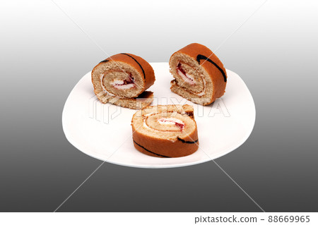 Sliced roll on a plate. 88669965