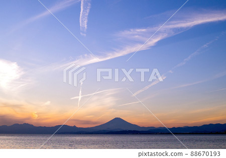The sea at dusk seen from Enoshima, Mt. Fuji and the sky dyed in orange 88670193
