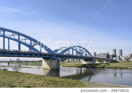 從多摩川左岸看到的丸子橋和武藏小杉建築 88670620