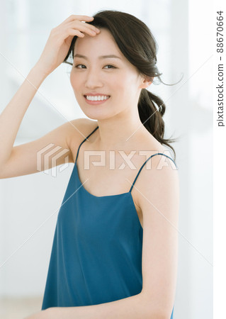 年輕女子的美麗肖像 88670664