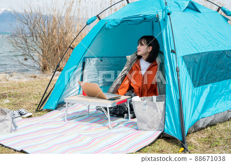 年輕女子在露營地工作 年輕女子在露營地工作 88671038