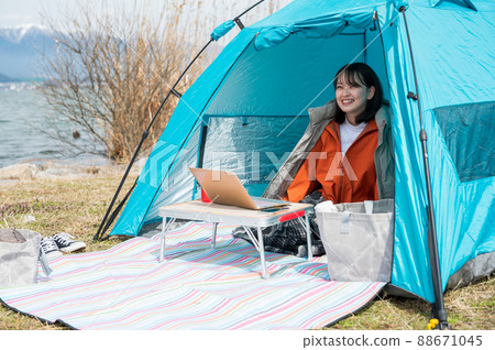 Young woman worcation at a campsite 88671045