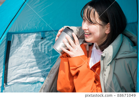 年輕女子喝一杯,享受露營 年輕女子喝一杯,享受露營 88671049