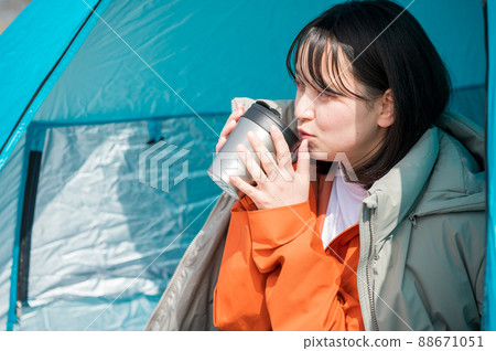 年輕女子喝一杯,享受露營 年輕女子喝一杯,享受露營 88671051