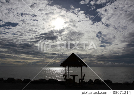 Shining coastal scenery of a tropical resort approaching dusk Shining coastal scenery of a tropical resort approaching dusk 88671214