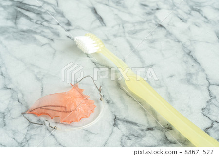Orthodontic retainer and toothbrush 88671522