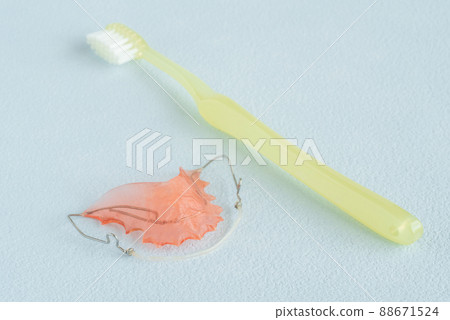正畸保持器和牙刷 正畸保持器和牙刷 88671524
