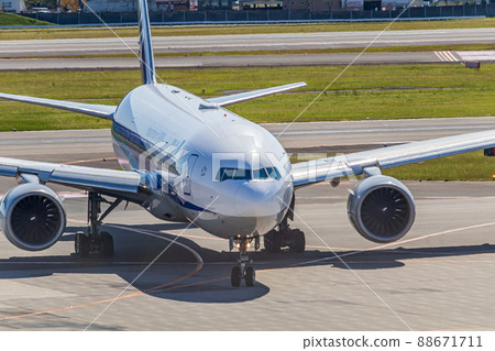 [Image material] Aircraft traveling on the ground (Osaka Airport) 88671711