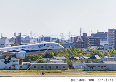 [圖片素材]飛機起飛（大阪機場） 88671733