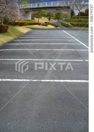 White line in the parking lot 88674397