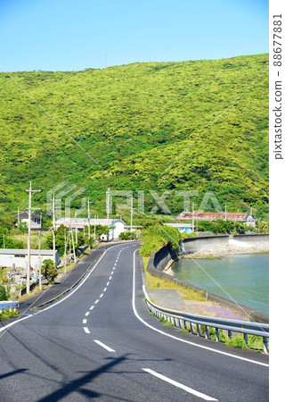 奄美大島:路邊蔚藍的大海和綠意盎然的九田丼村 奄美大島:路邊蔚藍的大海和綠意盎然的九田丼村 88677881