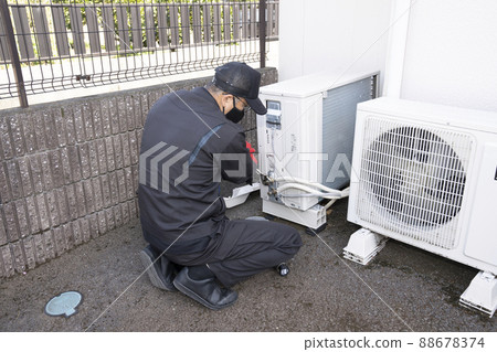 Workers who remove the outdoor unit when removing the air conditioner Workers who remove the outdoor unit when removing the air conditioner 88678374