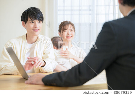 一對夫婦聽取銷售人員關於新建築和保險的建議 88679339