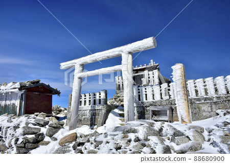 Komagatake Shrine at the summit of Mt. Kisokoma in the Central Alps of Nagano Prefecture (photographed in October) Komagatake Shrine at the summit of Mt. Kisokoma in the Central Alps of Nagano Prefecture (photographed in October) 88680900