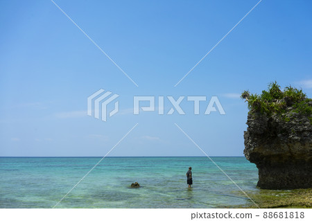 一個人浸泡在沖繩的海裡,凝視著遠方 一個人浸泡在沖繩的海裡,凝視著遠方 88681818