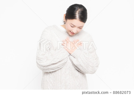 握她的在她的胸口的婦女手 88682073