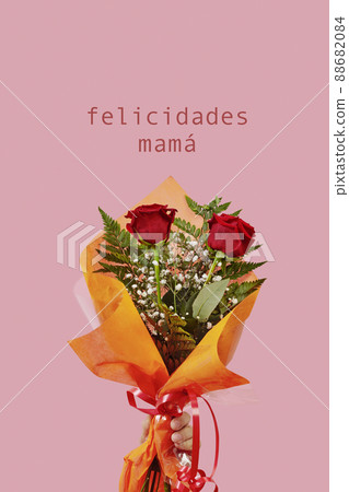 bouquet and text congratulations mom in spanish 88682084