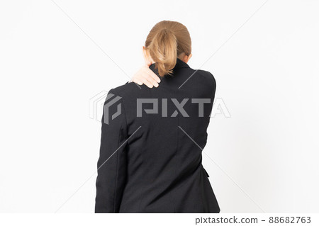 一個穿著夾克的女人肩膀僵硬 88682763