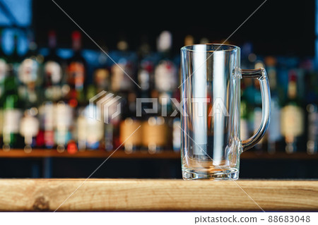 Empty beer glass on a wooden bar counter 88683048