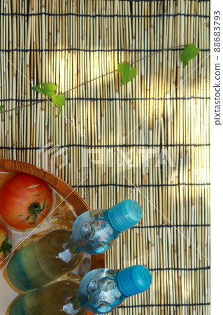 << Japan >> Summer image of Japan. Ramune, tomato and blind sunbeams << Japan >> Summer image of Japan. Ramune, tomato and blind sunbeams 88683793
