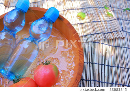 << Japan >> Summer image of Japan. Ramune, tomato and blind sunbeams << Japan >> Summer image of Japan. Ramune, tomato and blind sunbeams 88683845