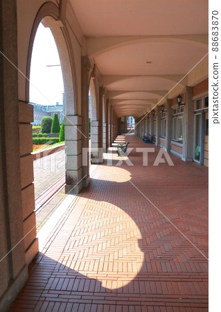 << Hyogo Prefecture >> Kita Kobe Fruit Flower Park. Brick walkways, green benches and sunbeams << Hyogo Prefecture >> Kita Kobe Fruit Flower Park. Brick walkways, green benches and sunbeams 88683870