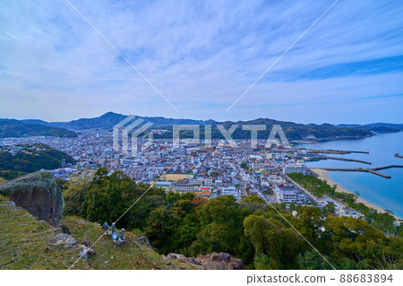 從洲本城跡觀景台眺望春天的兵庫縣洲本市(遠眺洲本八景的大浜) 從洲本城跡觀景台眺望春天的兵庫縣洲本市(遠眺洲本八景的大浜) 88683894