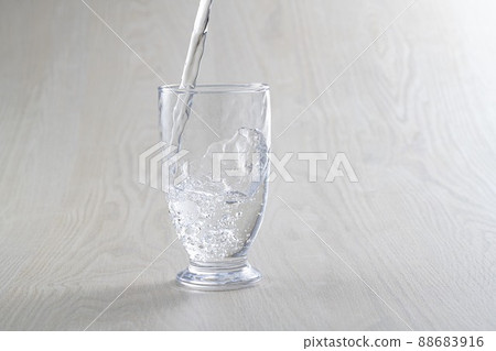 Cold and delicious water 88683916