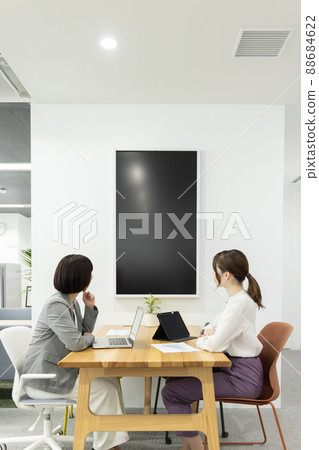 Woman working in the office Woman working in the office 88684622