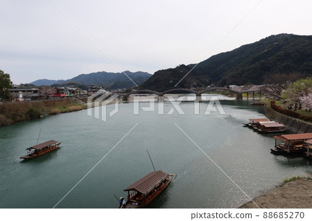 Spring scenery of Nishiki River and Kintaikyo Bridge flowing through Iwakuni City Spring scenery of Nishiki River and Kintaikyo Bridge flowing through Iwakuni City 88685270