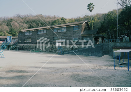 岡山縣笠岡市真鍋島 1 號笠岡市真鍋初中懷舊和復古的校舍和學校操場 岡山縣笠岡市真鍋島 1 號笠岡市真鍋初中懷舊和復古的校舍和學校操場 88685662