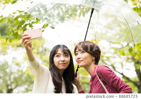 兩個女人在雨天旅行中自拍 88685723