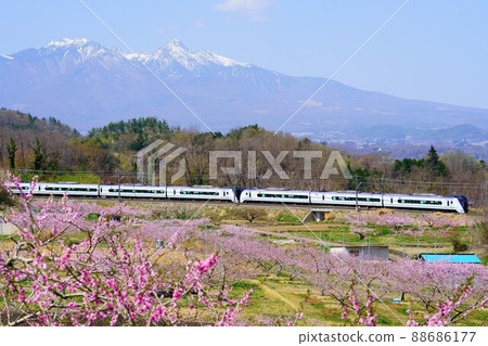 在新府桃源峽行駛的特快梓 在新府桃源峽行駛的特快梓 88686177