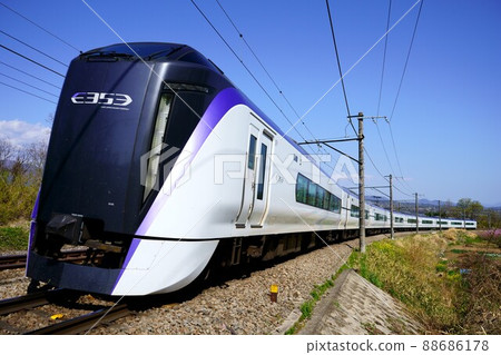 運行在新風曲線上的特快梓 運行在新風曲線上的特快梓 88686178