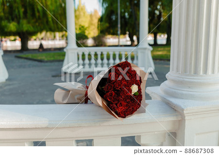 Bouquet of red roses, women's gold ring with a stone. Bouquet of red flowers. An offer of marriage Bouquet of red roses, women's gold ring with a stone. Bouquet of red flowers. An offer of marriage 88687308