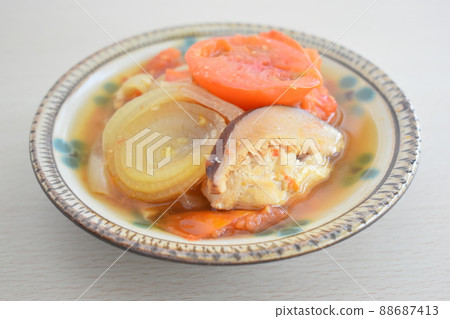 Anhydrous cooked chicken boiled in tomato Anhydrous cooked chicken boiled in tomato 88687413