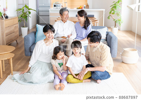 一家三代人在客廳放鬆 88687897