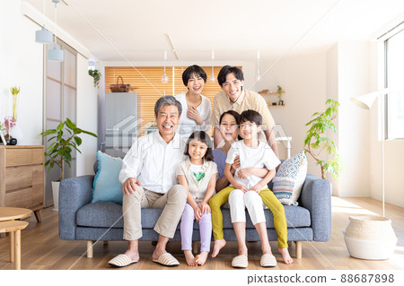 一家三代人在客廳放鬆 88687898