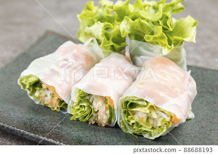 美味的三文魚生春捲 美味的三文魚生春捲 88688193