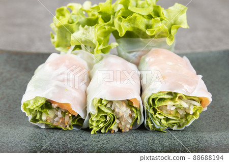 美味的三文魚生春捲 88688194