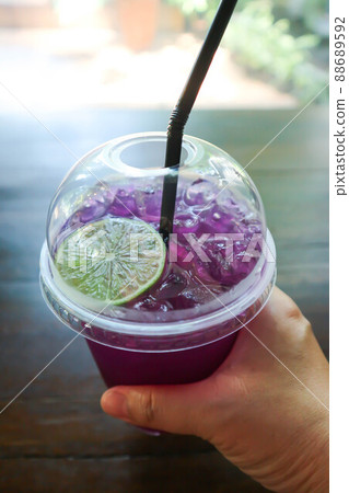 juice , lemon and butterfly pea juice or lemon juice. juice , lemon and butterfly pea juice or lemon juice. 88689592