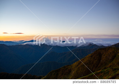 日出前從山頂附近看到的 Hiuchigatake 88689785