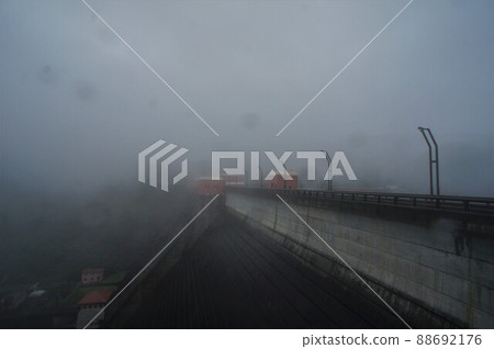 霧濛濛的瀨石川大壩 霧濛濛的瀨石川大壩 88692176