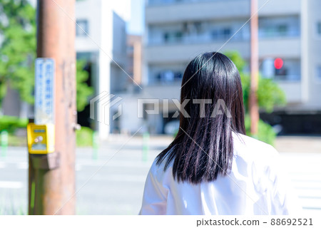 一個騎自行車上學等紅綠燈的高中女生,後景,住宅區,市區,美麗的新鮮綠色 一個騎自行車上學等紅綠燈的高中女生,後景,住宅區,市區,美麗的新鮮綠色 88692521