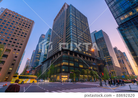日本東京城市景觀:4 月 12 日科羅納大手町站前十字路口的辦公樓景觀 日本東京城市景觀:4 月 12 日科羅納大手町站前十字路口的辦公樓景觀 88692820