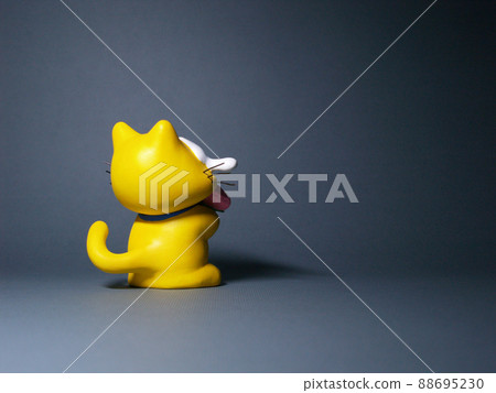 A cat holding a bouquet and confessing love 88695230