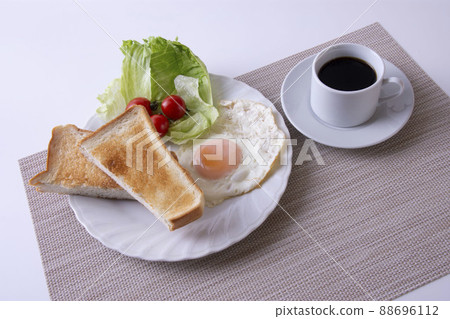 早餐配熟吐司和雞蛋的便餐圖片 88696112