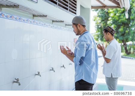 Man muslim perform ablution or wudu at the mosque Man muslim perform ablution or wudu at the mosque 88696738