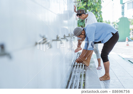 Man muslim perform ablution or wudu at the mosque 88696756