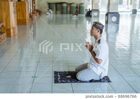 Man muslim doing prayer in the mosque Man muslim doing prayer in the mosque 88696766